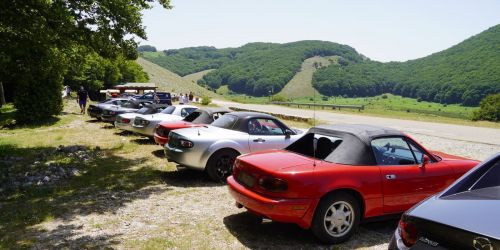 Mazda MX-5 al Bar Altaquota sul monte Camposauro: un connubio perfetto tra passione per le auto e natura mozzafiato