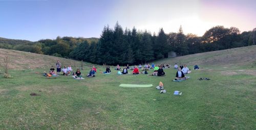 Yoga nella natura sul Monte Camposauro: benessere, respiro e silenzio Yoga nella natura sul Monte Camposauro: benessere, respiro e silenzio